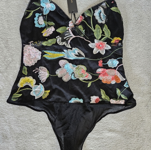 NWT Gorgeous Floral Print Bodysuit SZ L - Picture 2 of 6